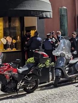 Tentata rapina gioielleria nel cuore di Chiaia: banda del buco in fuga 