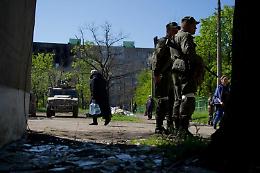Ucraina, spari su bus evacuazione civili: «massicci attacchi» nel Luhansk