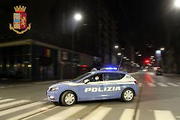 Insultano ragazze, poi colpiscono auto con mazza da baseball