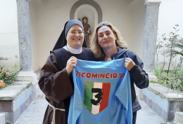 La monaca di clausura ricomincia da tre, pronta con la camicia-scudetto del Napoli