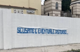 «Scusate l'eventuale disturbo», lo striscione dei tifosi del Napoli fuori dal cimitero