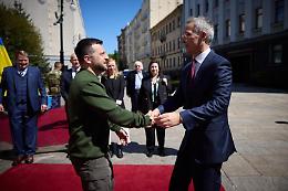 «Ucraina entrerà nella Nato», la promessa di Stoltenberg a Zelensky