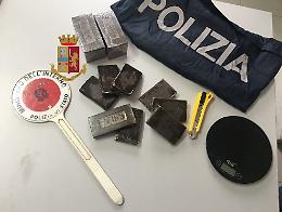 Nella scatola di scarpe quasi 2 chili di hashish