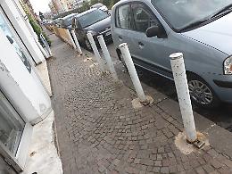 Passo carrabile non autorizzato davanti ad autosalone, scatta la sanzione