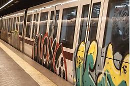 Roma, donna muore incastrata sotto la metro