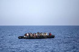 Nave italiana soccorre gommone