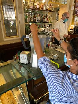 Giornata senza tabacco, moka gigante e caffè a metà prezzo al Gambrinus