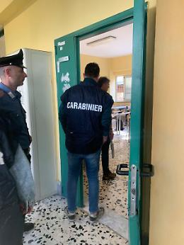 Carabinieri a scuola, prima i controlli e poi confronto con gli studenti