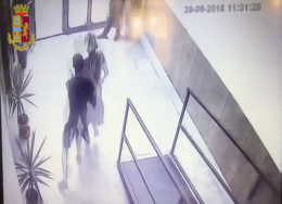 Vittima scaraventata nella vetrata, preso rapinatore di turisti VIDEO