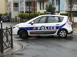 Parigi, caccia a un uomo armato nel centro commerciale