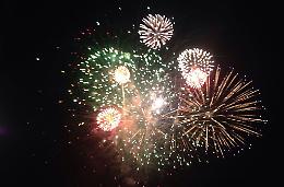 Bloccano la Statale per sparare fuochi d'artificio