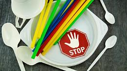 Plastica monouso addio. Vietati dal 3 luglio: piatti, cannucce e posate 