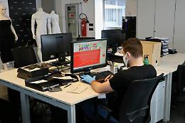 Covid, tornano le mascherine al lavoro e smart working
