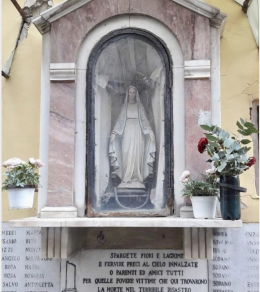 Madonnina rubata a Posillipo, cittadino ne compra una e la rimette nella teca