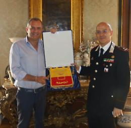 Napoli, scambio di saluti tra de Magistris e il generale dei carabinieri La Gala