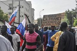 Golpe in Niger, migliaia davanti ambasciata Francia con bandiere russe