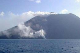 Stromboli, dopo la nuova eruzione pioggia di cenere sull'isola