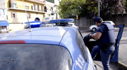 Danneggia porta del pronto soccorso e aggredisce vigilante