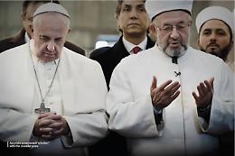 Ora l'Isis mette la foto del "Papa crociato" sulla sua rivista