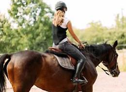 Abusi sessuali durante le lezioni di equitazione, arrestato titolare di un maneggio