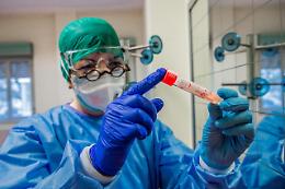 Covid, letalità in calo in Italia: il virus corre al Sud, allarme Campania