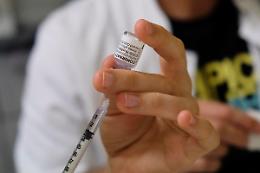 Vaccino Covid, terza dose non scontata per giovani sani