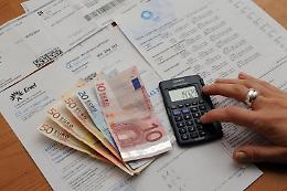 Bollette luce, +59% da ottobre: per famiglie +1.300 euro. Meloni: «Subito risposta Ue»