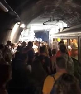 Treno Eav in avaria: passeggeri sui binari. Il video diventa virale
