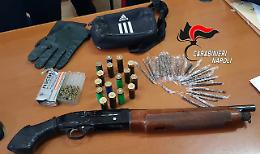 Fucile modificato, proiettili e droga in un sottoscala a Ponticelli