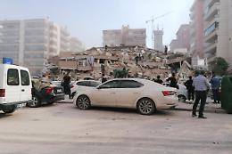 Forte terremoto nell'Egeo, a Smirne morti ed edifici crollati