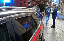 Scippano cellulare a un ragazzino davanti ai carabinieri, arrestati