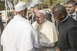 Il Papa in moschea: «Cristiani e musulmani fratelli, no all'odio»