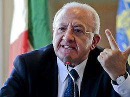 Sacchi di rifiuti contro De Luca ad Aversa. Il governatore: «Aggressione squadristica»