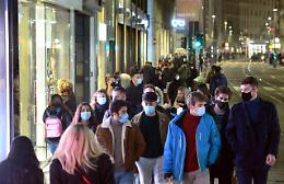 Folla per lo shopping, è allarme assembramenti: «Servono misure»