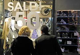 Saldi, a Napoli «spesa media di 200 euro»