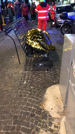 Si accascia a terra e muore: tragedia in via Kerbaker 