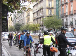Ciclabile umana, flashmob a corso Umberto