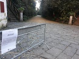Villa Floridiana chiusa, monta la polemica: Verdi improvvisano info-point