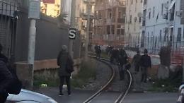 Stop treno Circum, sui social foto dei passeggeri  a piedi sui binari