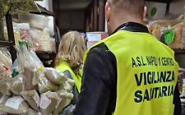 Blitz dei vigili nel mercatino della Pignasecca, raffica di multe