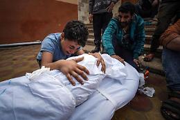 Israele intensifica attacchi su Gaza, bombe su Khan Younis: quasi 200 morti in 24 ore