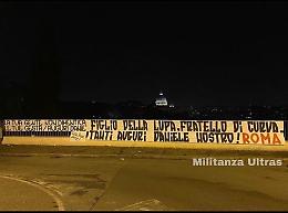 A Roma spunta striscione con dedica per De Santis, l'ultrà che uccise Ciro Esposito