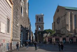 Imbratta le mura di Santa Chiara con bomboletta spray, denunciata