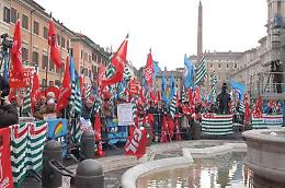 Sindacati in piazza a Napoli contro la legge Fornero