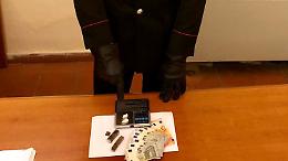 Tenta di liberarsi della droga lanciandola dall'auto, in manette