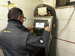 Gioco illegale, 7 denunce e 31 apparecchi sequestrati nel Napoletano