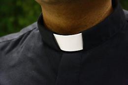 Abusi su minore, sospeso parrocco della Diocesi di Aversa