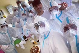 Festeggia i 18 anni nel Covid Hospital: medici e infermieri organizzano festa a sorpresa