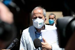 Covid, l'allarme di Crisanti: «La pandemia non è finita»