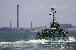 Mariupol, salpa prima nave cargo. Severodonetsk "per un terzo russa"